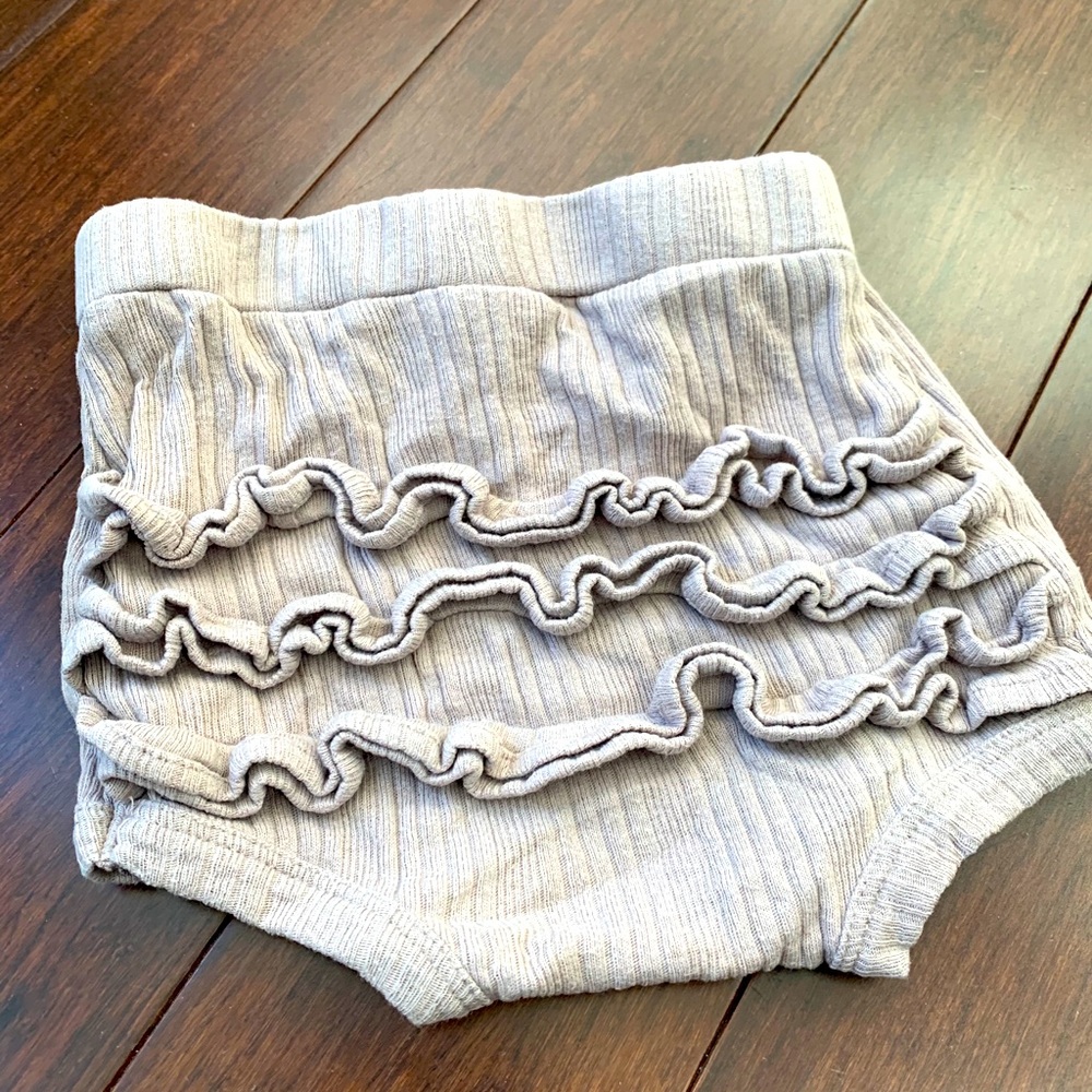 Kate Quinn ruffle bummies 12/18m